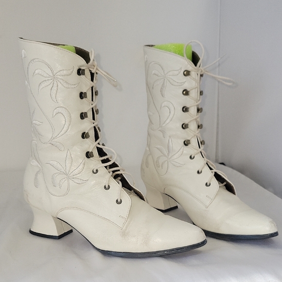 BANDOLINO Elegant Embroided White Lace-Up Leather Boots - Picture 1 of 5